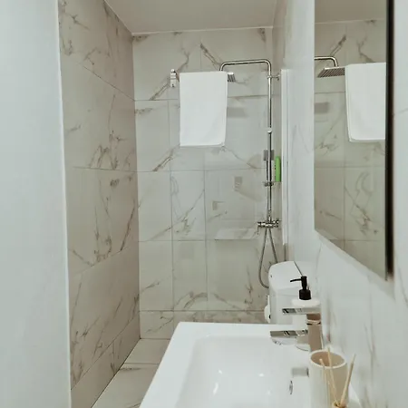 Апартаменти Nest And Rest *
